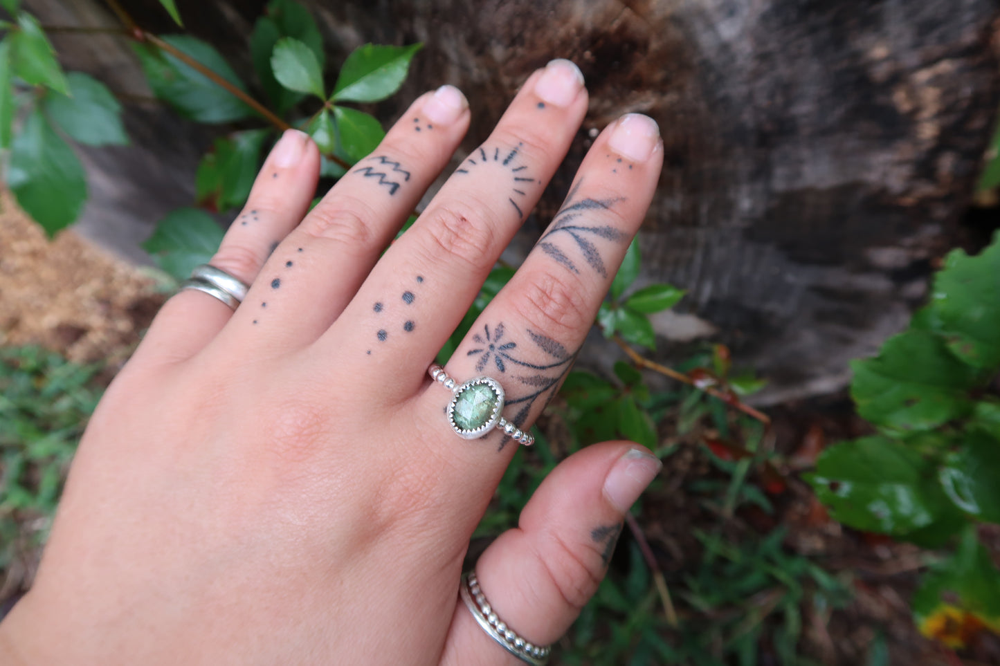 Emerald kyanite with beaded band size 10