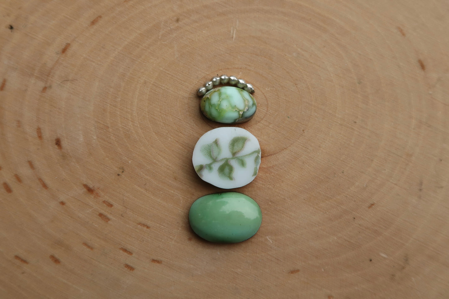 Green leaves statement ring