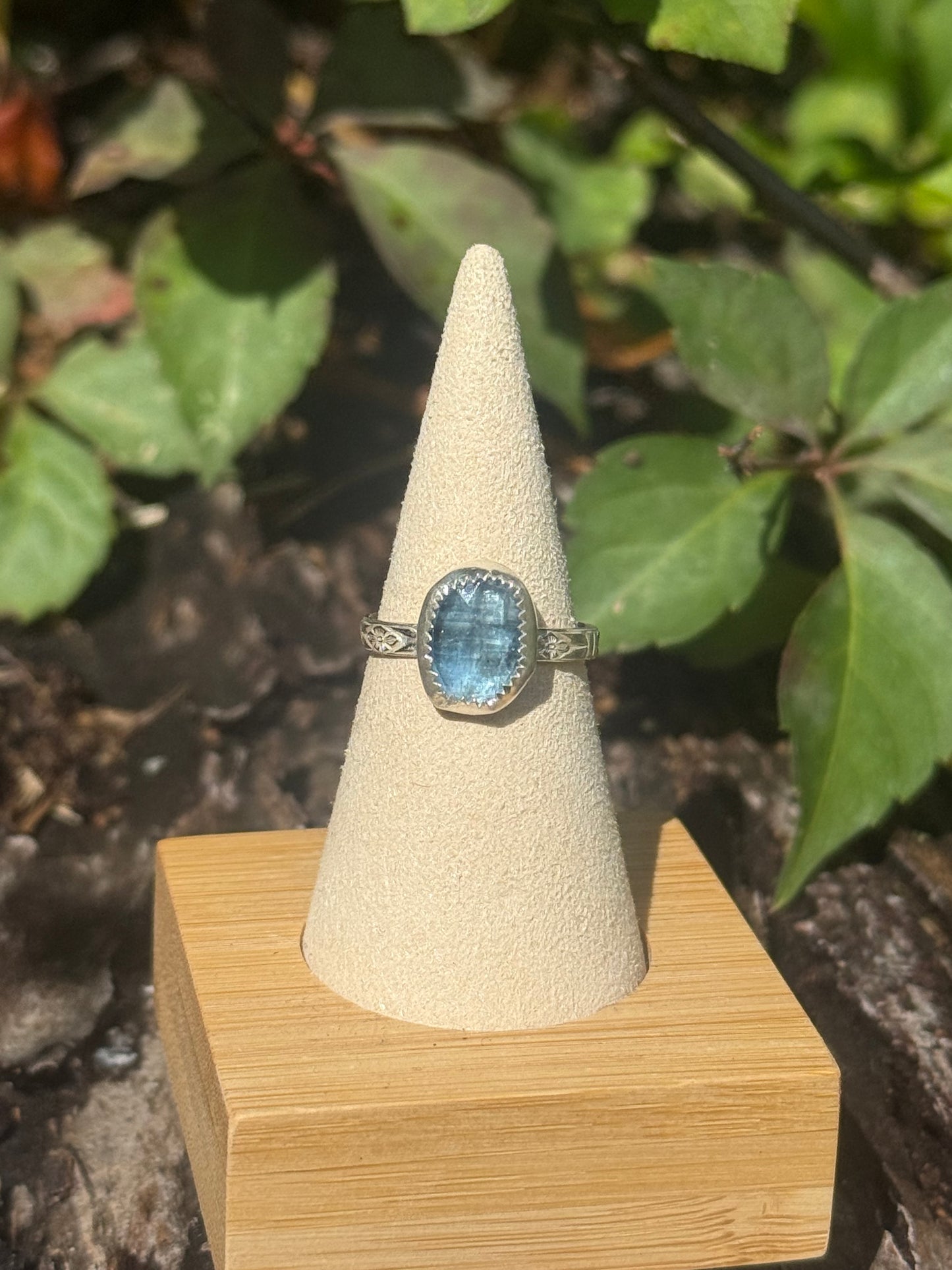 Blue kyanite with flower band size 8