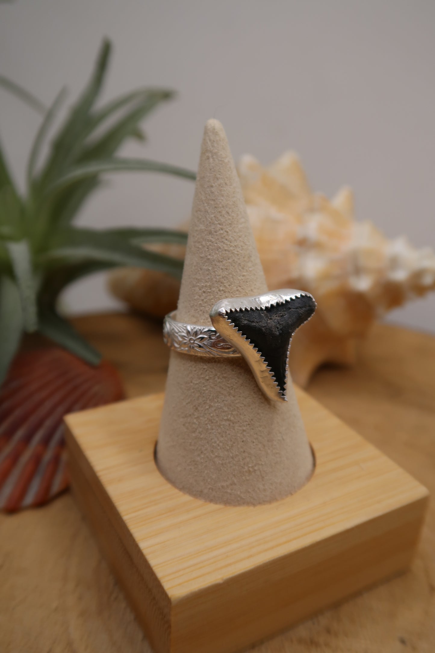 Shark tooth on flower swirl band size 9