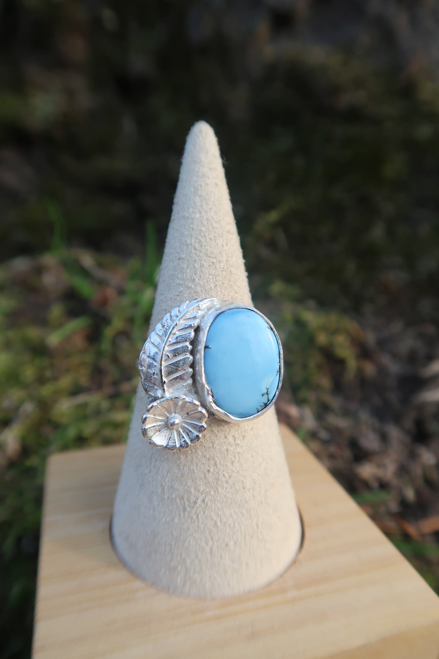 Golden hills with flower and leaf casting size 8