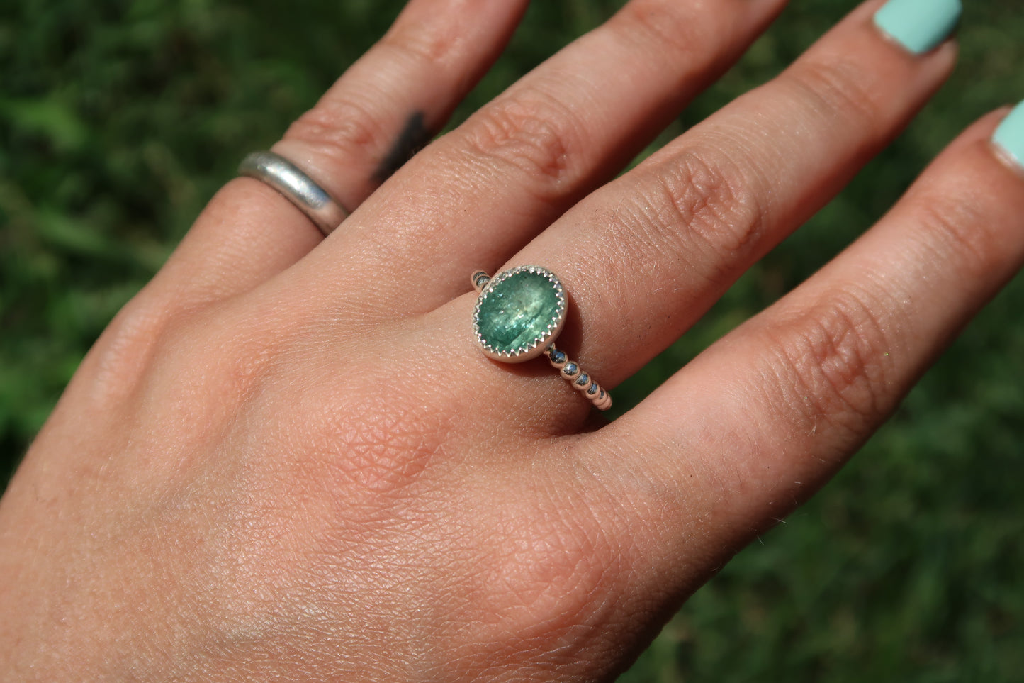 Emerald kyanite with beaded band size 6