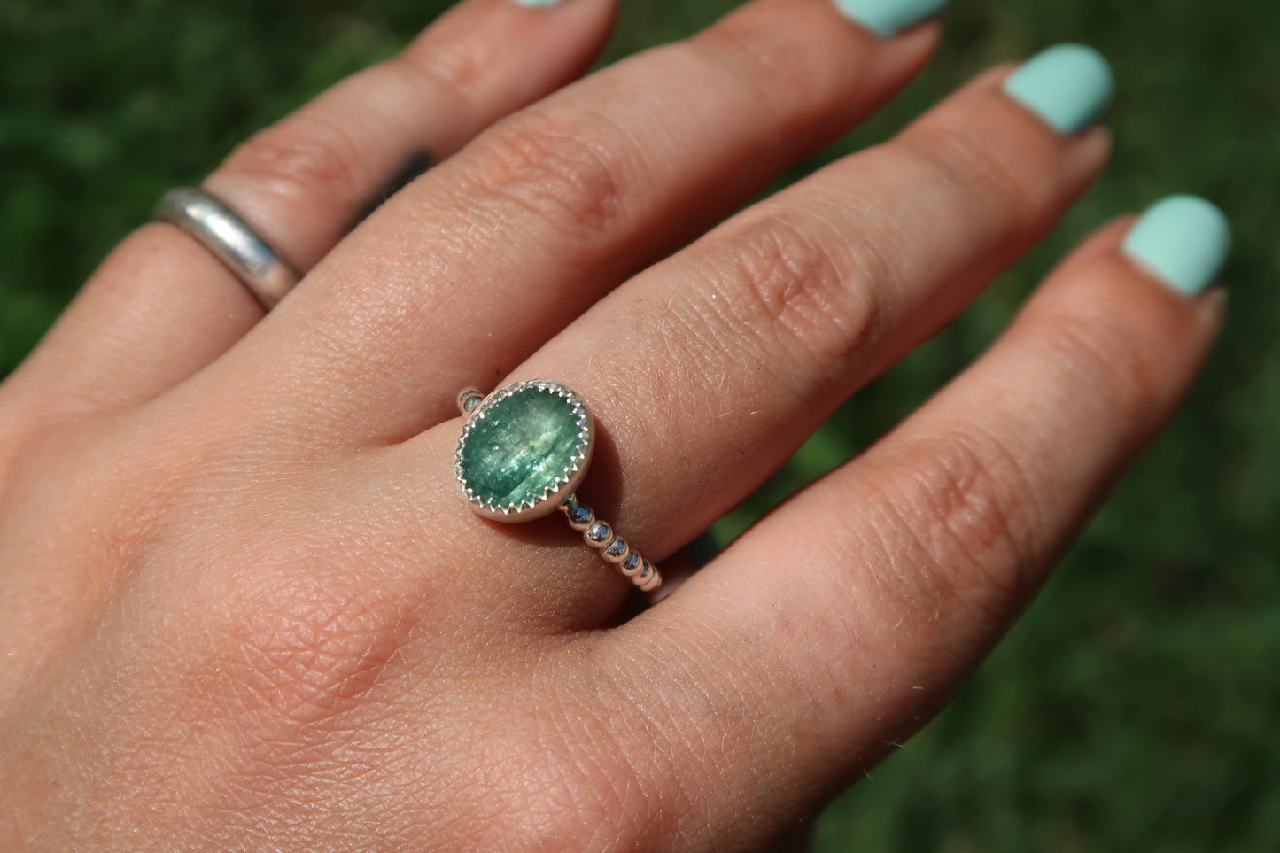 Emerald kyanite with beaded band size 6