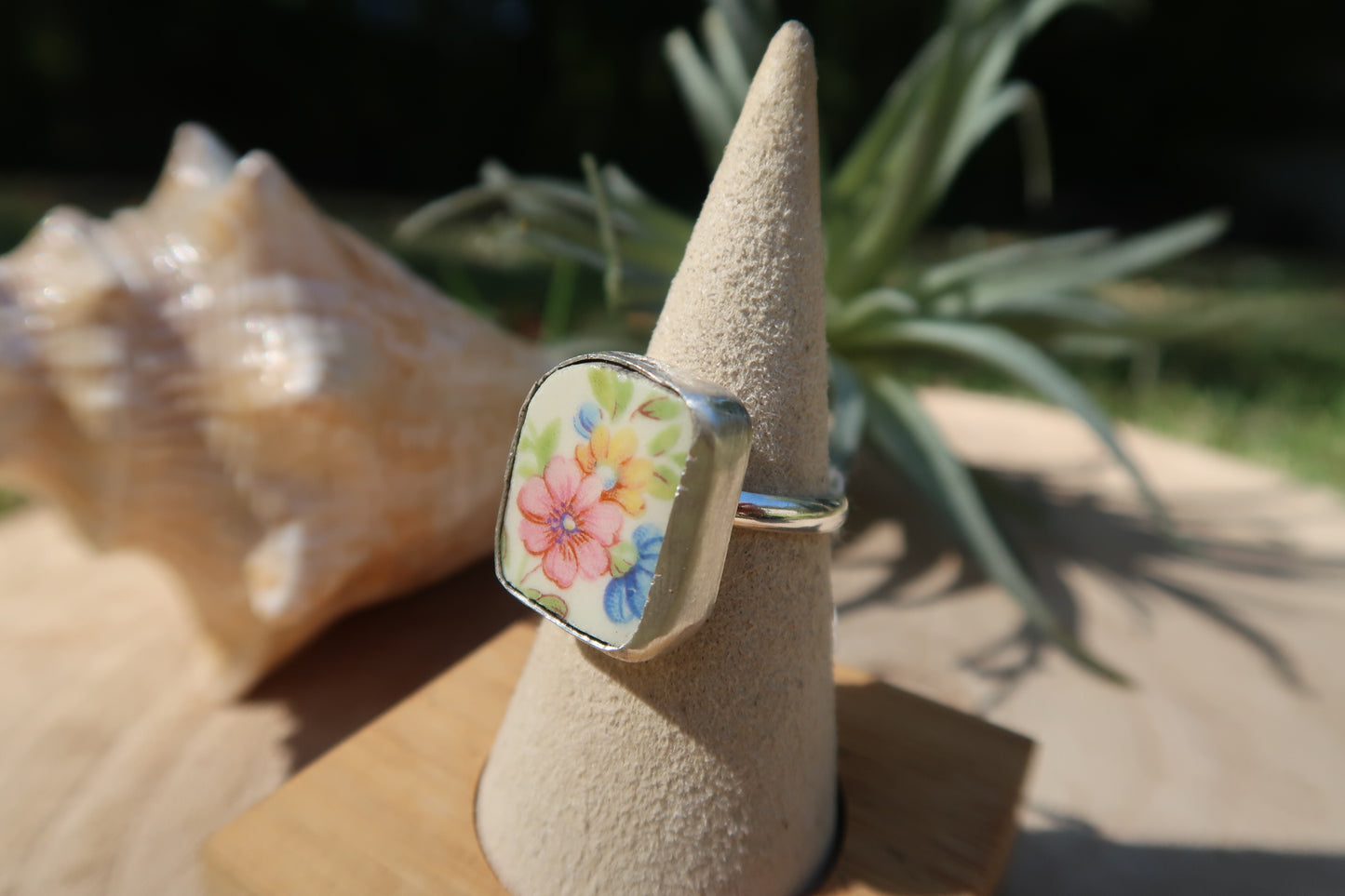 “Cosmo” floral ceramic ring size 8