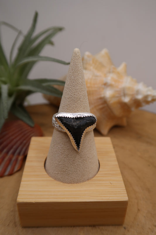 Shark tooth on flower swirl band size 9